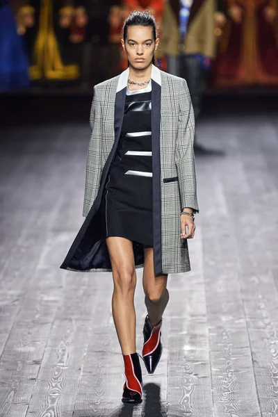 Look 18